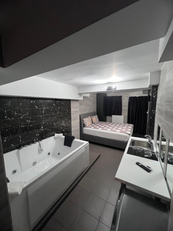 Jacuzzi Suites 2 Tesalonika Bagian luar foto